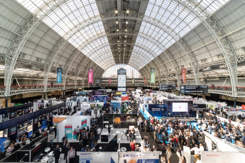 Der gefüllte und belebte Ausstellungsbereich der AI & Big Data Expo Global