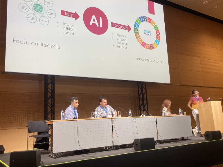 Podiumsteilnehmer sprechen auf der Bühne bei der IJCAI-ECAI.