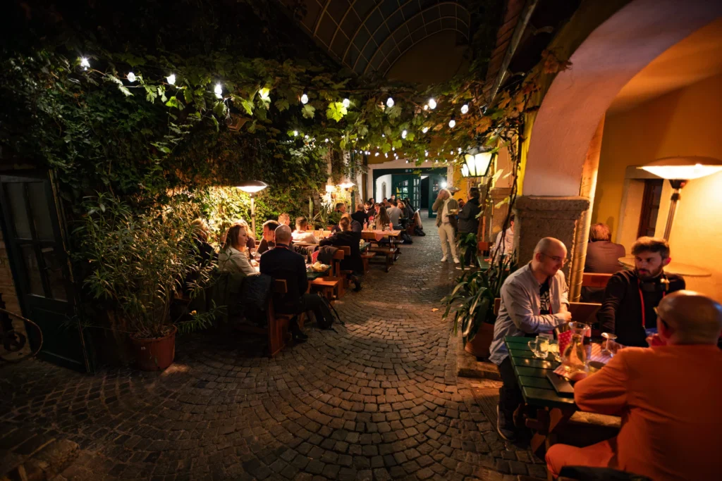 Kuratiertes Networking und Abendessen auf der TEDAI