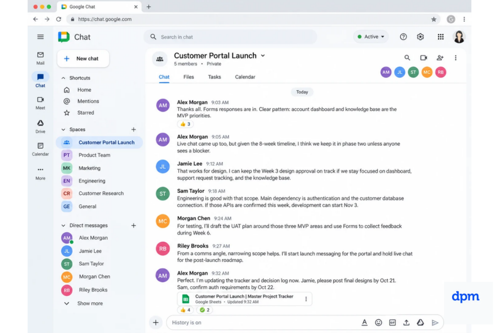 Screenshot van een Google Chat-ruimte waarin belanghebbenden de resultaten en inzichten van Google Formulieren bespreken, evenals komende taken en mijlpalen.